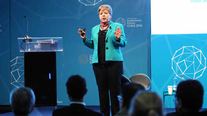 La Secretaria Ejecutiva de la CEPAL, Alicia Bárcena, durante su exposición en el Foro Internacional de Inversiones Chile 2016.