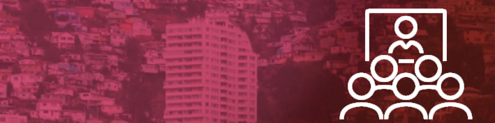 Rectángulo con paisaje de edificios y casas con filtro color magenta oscuro, a la derecha hay un ícono lineal color blanco de una persona frente a una conferencia