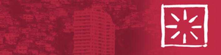 Rectángulo con paisaje de edificios y casas con filtro color burdeo degradado a rojo, a la derecha está el logo del Panorama Social: dibujo en líneas blancas de un cuadrado con un sol en su interior