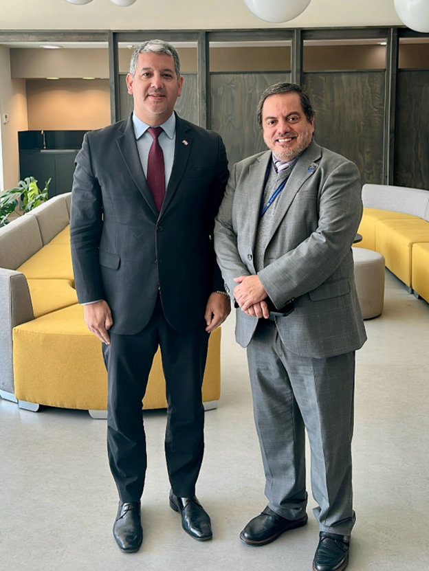 Oficial a cargo del ILPES, Javier Medina Vásquez, y el Secretario Técnico del SINAFOCAL, Alfredo Mongelós.