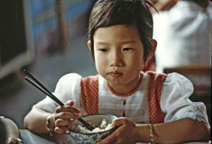 La explosión demográfica es una preocupación para todos los países. En la foto, una niña de preescolar en una escuela de una fábrica en Beijing (China).