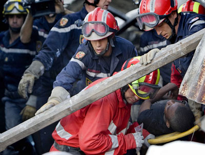Un equipo francés de búsqueda y salvamento, rescata a un superviviente del terremoto de Haití, atrapado durante once días bajo los escombros de un restaurante desplomado. Un equipo francés de búsqueda y salvamento, rescata a un superviviente del terremoto de Haití, atrapado durante once días bajo los escombros de un restaurante desplomado.