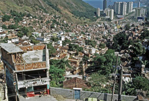 Una zona de barrios marginales contrasta con los grandes rascacielos de la ciudad. Una zona de barrios marginales contrasta con los grandes rascacielos de la ciudad.