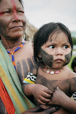 Los indígenas están contando en primera persona sus emocionantes historias de lucha contra siglos de injusticia y discriminación, y de defensa de los recursos y los derechos que preservarán sus culturas, idiomas, espiritualidad y tradiciones, señala Ban Ki-moon en su mensaje. Los indígenas están contando en primera persona sus emocionantes historias de lucha contra siglos de injusticia y discriminación, y de defensa de los recursos y los derechos que preservarán sus culturas, idiomas, espiritualidad y tradiciones, señala Ban Ki-moon en su mensaje.