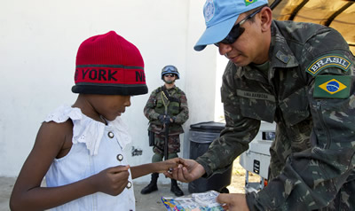 Niños reciben regalos. El personal de paz de las Naciones Unidas celebra la Navidad en un gran campo de desplazados en Puerto Príncipe, Haití.
