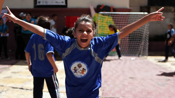 Foto de niña jugando fútbol 