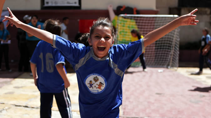 Foto de niña jugando fútbol