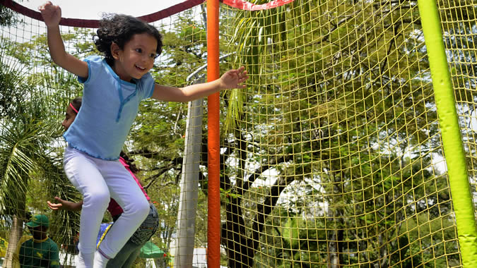 foto de una niña jugando.