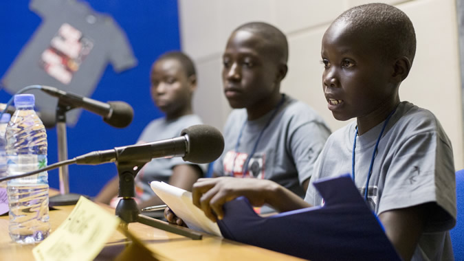 Radio ONU retransmite más de 1.200 programas documentales, noticieros y espacios de opinión cada año. Foto de tres niños en el día Mundial de la Radio