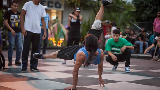 Jovenes bailando hip-hop