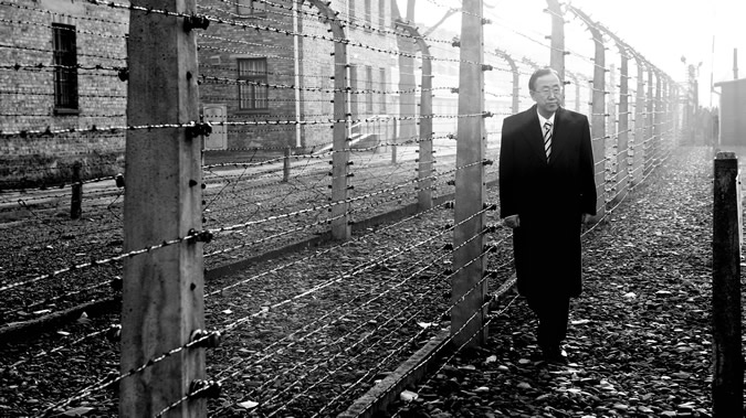 El Secretario General de las Naciones Unidas Ban Ki-moon visitó el campo de concentración nazi de Auschwitz-Birkenau en Polonia el 13 de noviembre de 2013.