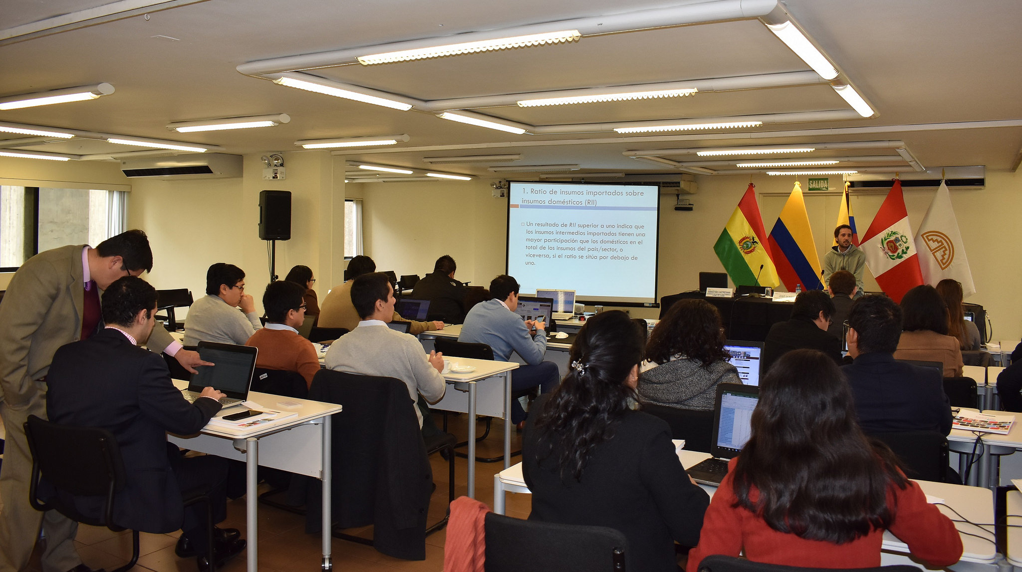 Sala de curso, presentación de conceptos de las matrices insumo producto