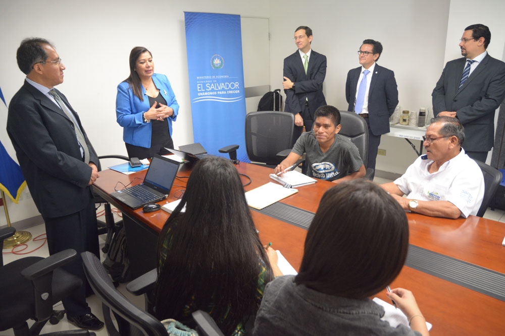 funcionarios reunidos para transferir la metodología