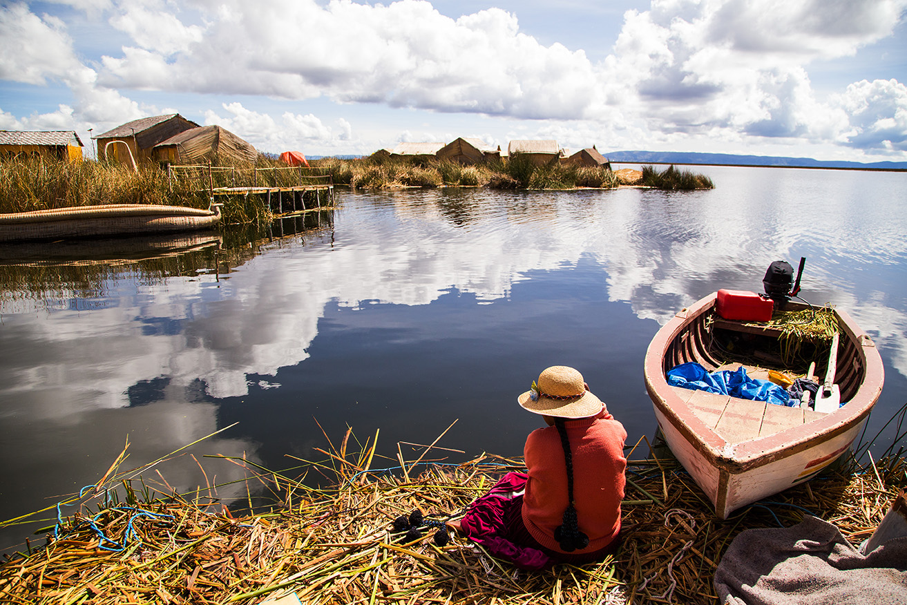 Mujer Lago Titicaca en Bolivia