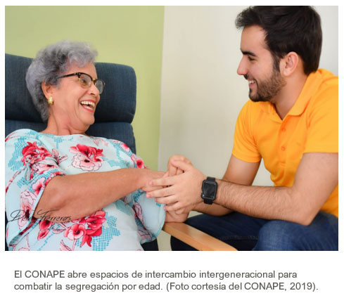 mujer adulta mayor y hombre se dan la mano