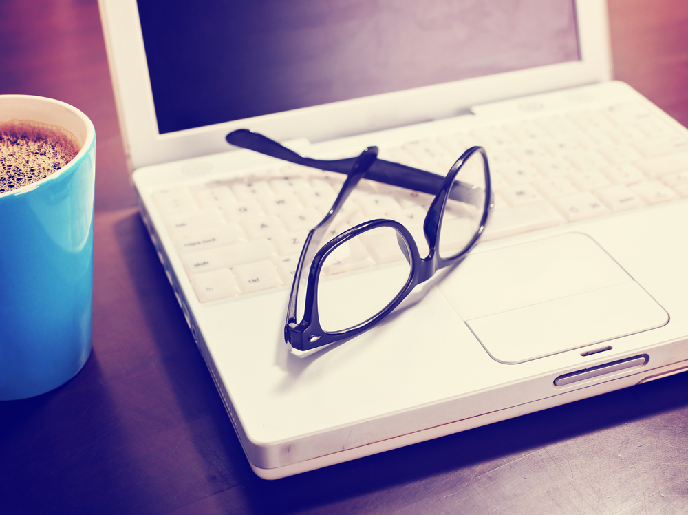 Imagen de lentes sobre un computador