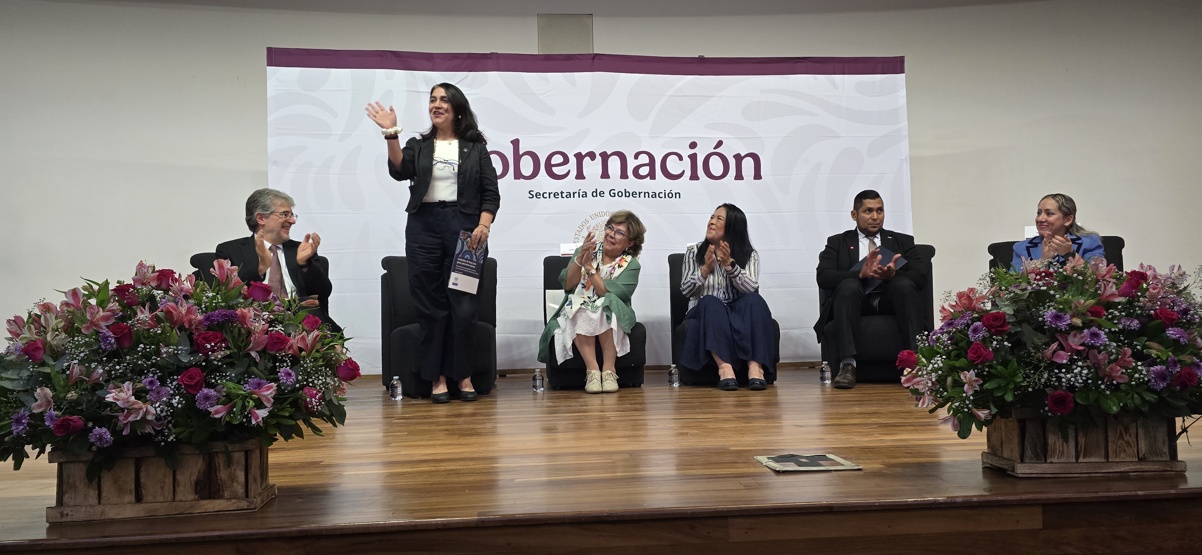 CUIDADOS DE LARGO PLAZO: Miguel del Castillo, CEPAL; Sandra Huenchuan, autora del documento "Cuidados de largo plazo para personas mayores"; Rocío Bárcena, Subsecretaria de Construcción de Paz, Participación Social y Asuntos Religiosos de Gobernación, Rocío García, directora del DIF; Anel Alexis Martínez, de Panamá, y Onesis Bolaño, representante de Cuba.