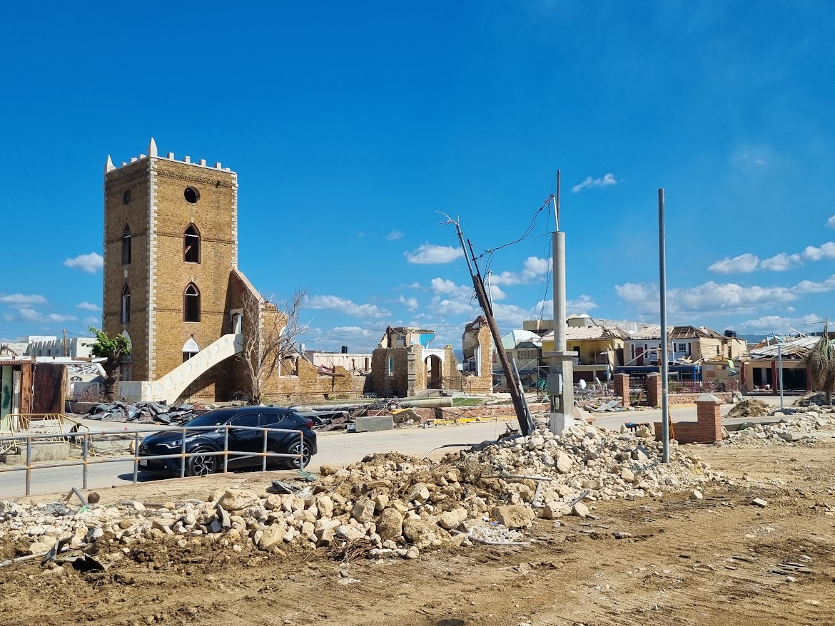 Inmuebles destruídos en el centro de Black River, Jamaica.