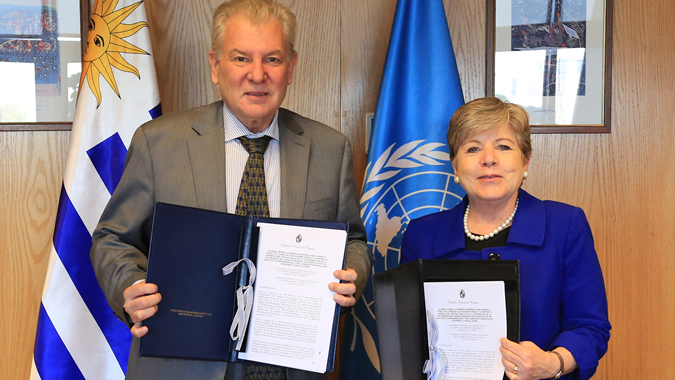 La Secretaria Ejecutiva de la CEPAL, Alicia Bárcena, y el Embajador de Uruguay en Chile, Alberto Fajardo.