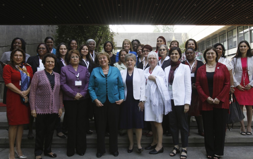 Foto de las ministras de la mujer de los países integrantes de la Mesa Directiva de la Conferencia Regional sobre la Mujer de América Latina y el Caribe junto a la Presidenta de Chile, Michelle Bachelet