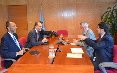 El Secretario General de la CARICOM, Embajador Irwin LaRocque (al centro a la izquierda) junto a miembros de su comitiva se reunió con el Secretario Ejecutivo Adjunto de la CEPAL, Antonio Prado (a la derecha, de gris) y el Coordinador de la Oficina de la Secretaría Ejecutiva, Gerardo Mendoza