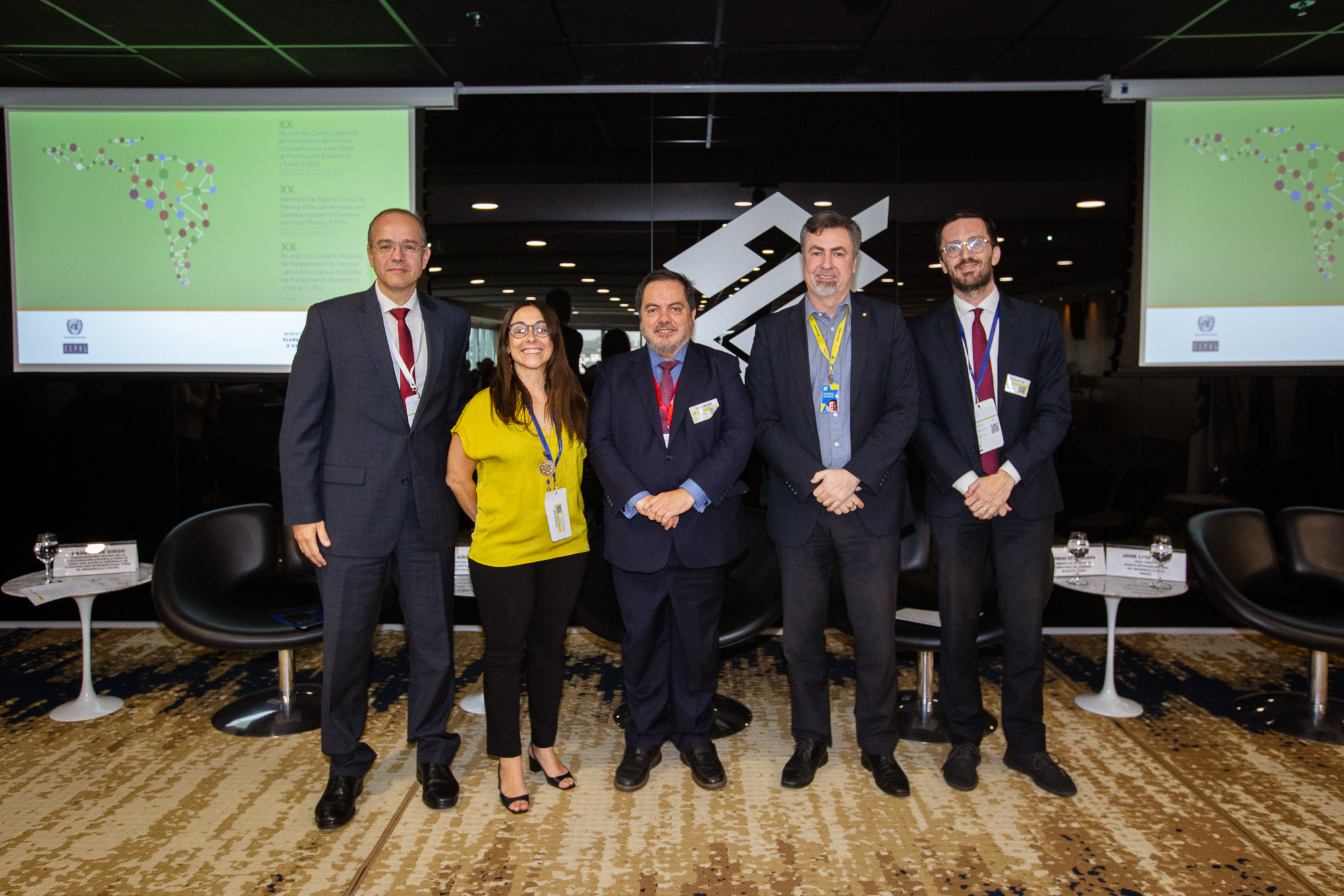 Foto grupal de los participantes en la inauguración del encuentro