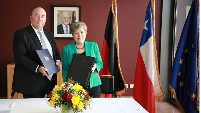 El Embajador de la República Federal de Alemania en Chile, Rolf Schulze, y la Secretaria Ejecutiva de la CEPAL, Alicia Bárcena.