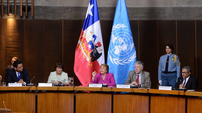 La Presidenta de Chile, Michelle Bachelet; el Secretario Ejecutivo Adjunto de la CEPAL, Antonio Prado y el Director de la Oficina Regional de Educaci'on de la UNESCO, Jorge Sequeira.