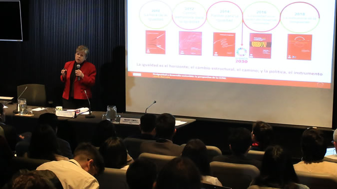 Alicia Bárcena, Secretaria Ejecutiva de la CEPAL, durante se presentación en el seminario de la Escuela de Verano de la CEPAL