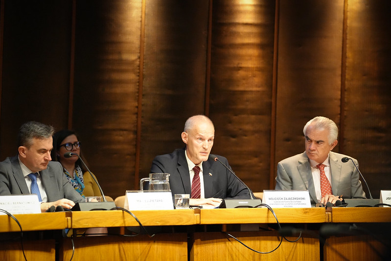 De derecha a izquerda, José Manuel Salazar-Xirinachs, Secretario Ejecutivo de la CEPAL; Wojciech Zajączkowski, Subsecretario de Estado del Ministerio de Relaciones Exteriores de Polonia, y Maciej Zietara, Director de América del Ministerio de Relaciones Exteriores de Polonia.