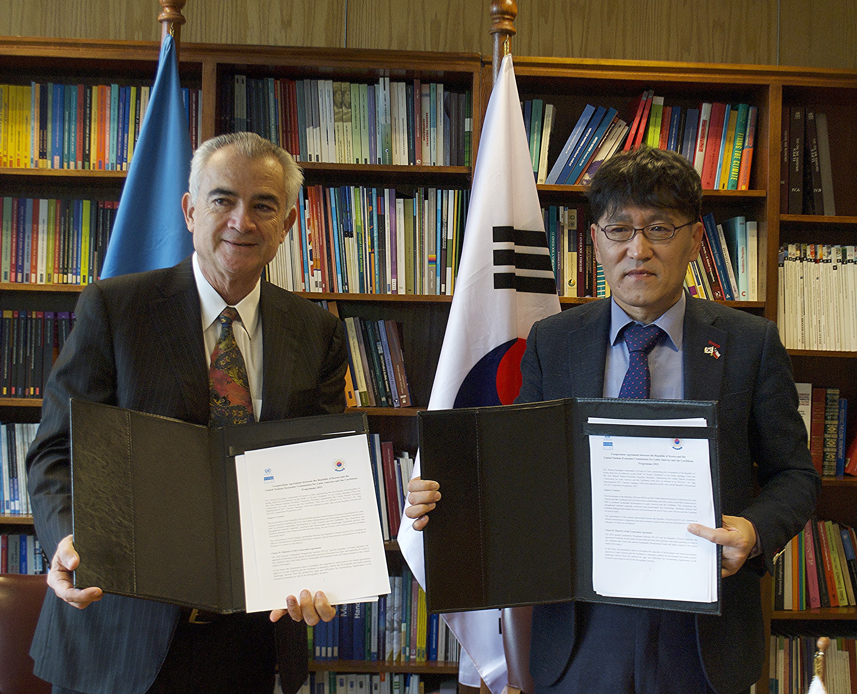 El Secretario Ejecutivo de la CEPAL, José Manuel Salazar-Xirinachs, junto al Embajador de la República de Corea en Chile, Kyungtae Hwang