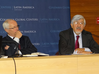 Osvaldo Rosales, Director de la División de Comercio Internacional e Integración de la CEPAL, durante su presentación en el seminario. A la izquierda Manfred Wilhelmy, Director de la Fundación Chilena del Pacífico.