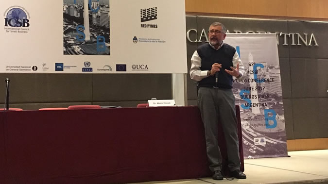 Mario Cimoli, Director de Desarrollo Productivo y Empresarial de la CEPAL, durante la charla magistral en la conferencia ICSB. 