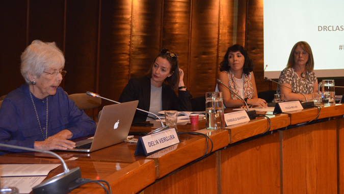 De izquierda a derecha, Delia Vergara, Consuelo Saavedra y Paula Molina, periodistas chilenas, y María Nieves Rico, Directora de la División de Asuntos de Género de la CEPAL.