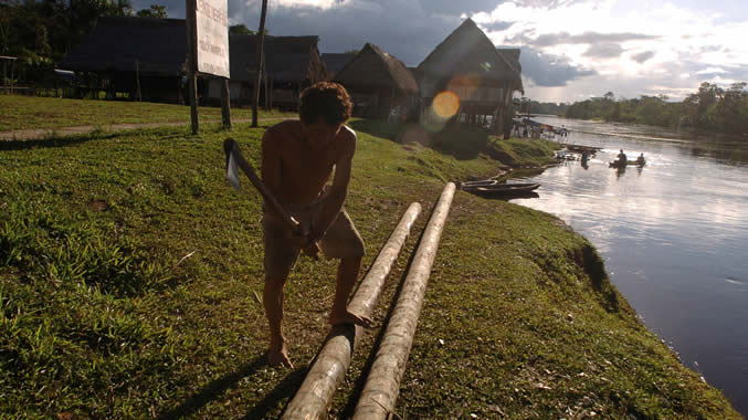 Foto de indígena en amazonía peruana