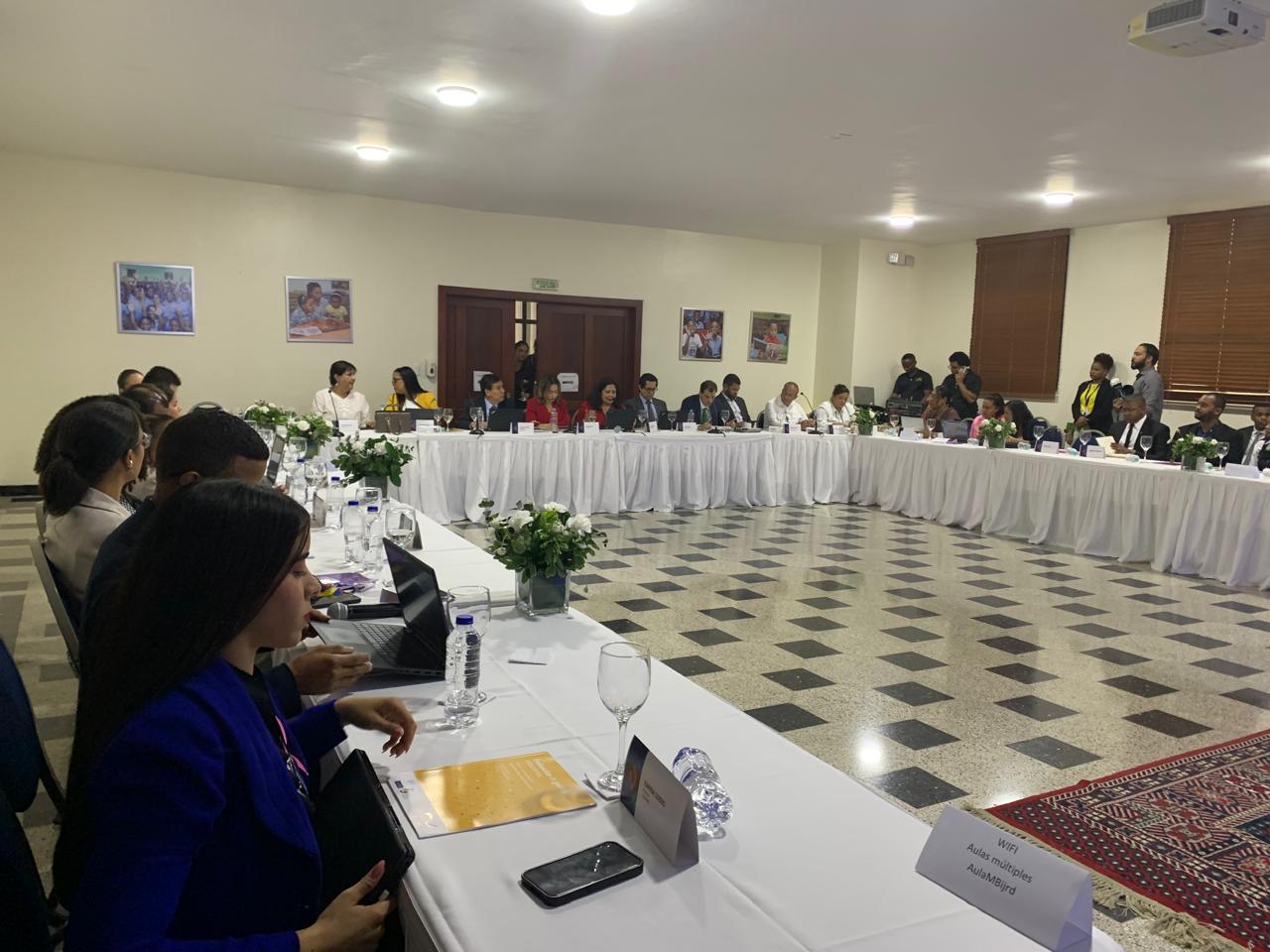 personas sentadas en una mesa