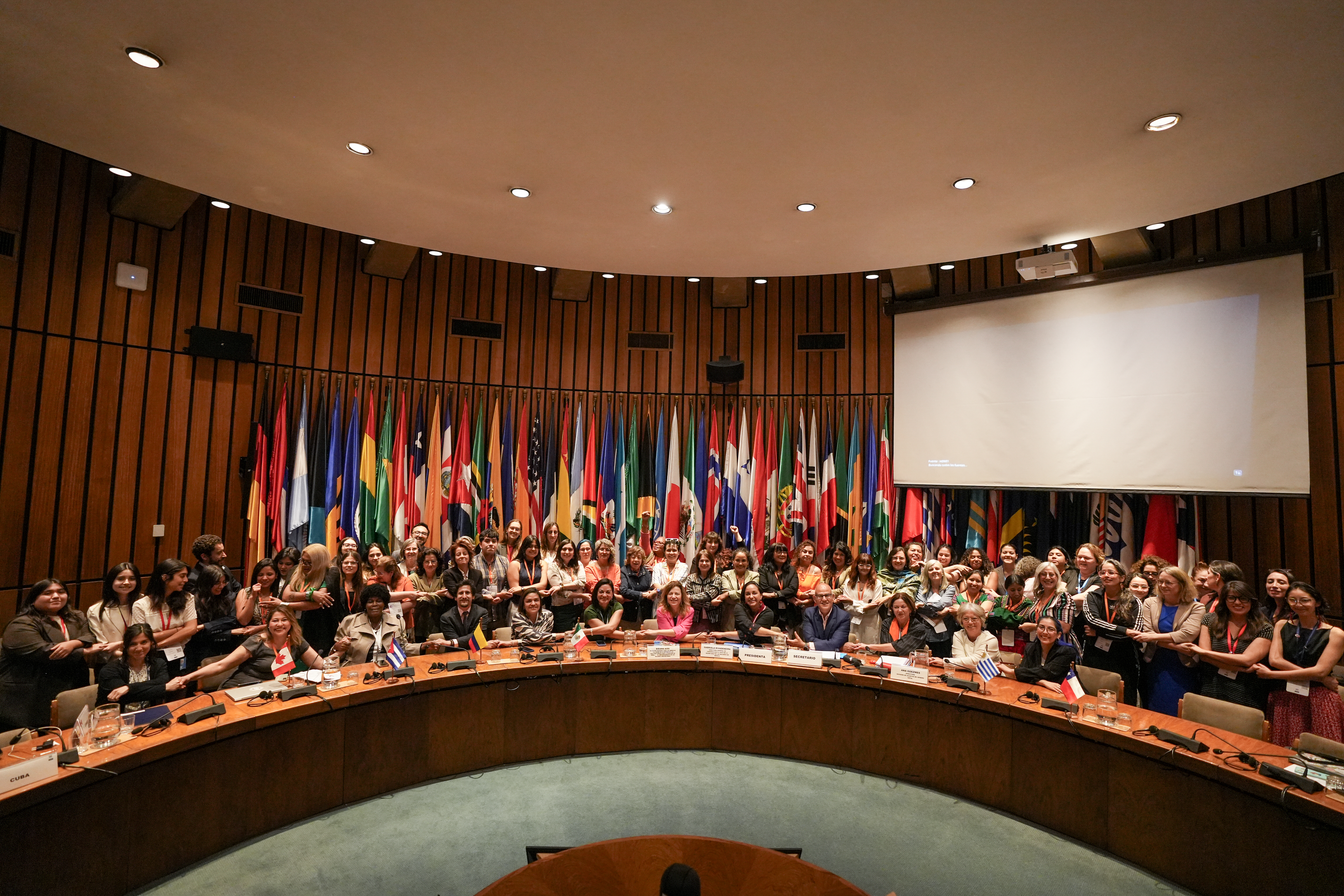 foto grupal de participantes en la reunión