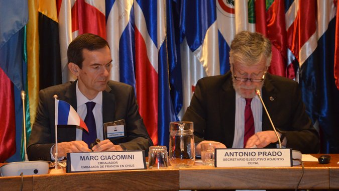 El Embajador de Francia en Chile, Marc Giacomini (izquierda), y el Secretario Ejecutivo Adjunto de la CEPAL, Antonio Prado, durante la inauguración del seminario. El Embajador de Francia en Chile, Marc Giacomini (izquierda), y el Secretario Ejecutivo Adjunto de la CEPAL, Antonio Prado, durante la inauguración del seminario.