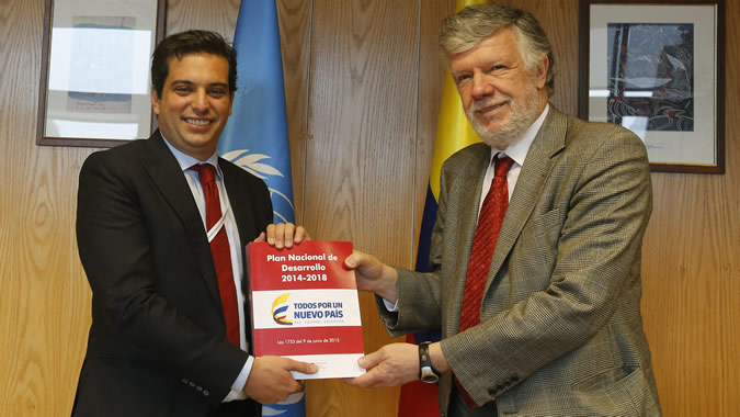 foto de Simón Gaviria, Director de Planeación de Colombia, y Antonio Prado, Secretario Ejecutivo Adjunto de la CEPAL.