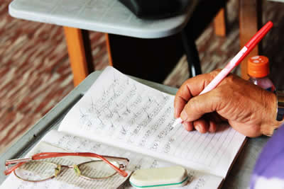 Persona escribiendo en un cuaderno