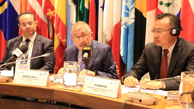 Mario Cimoli, Secretario Ejecutivo Adjunto de la CEPAL (al centro), junto a Luis Carranza, Presidente Ejecutivo de CAF (izquierda) y Yu Weiping, Viceministro del Ministerio de Finanzas de China.