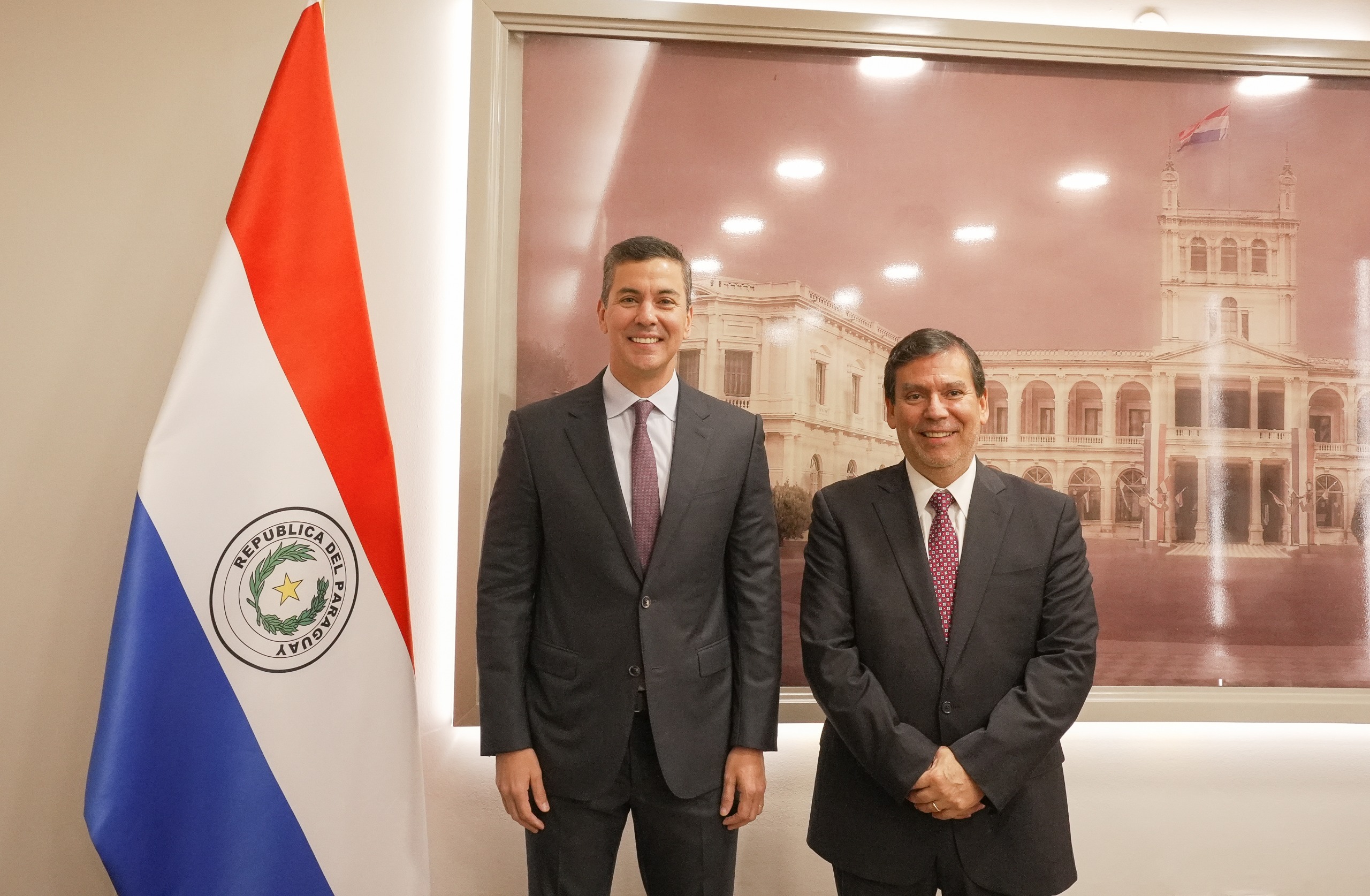 Presidente de Paraguay, Santiago Peña (a la izquierda), junto a Alberto Arenas de Mesa, Director de la División de Desarrollo Productivo y Empresarial de la CEPAL.