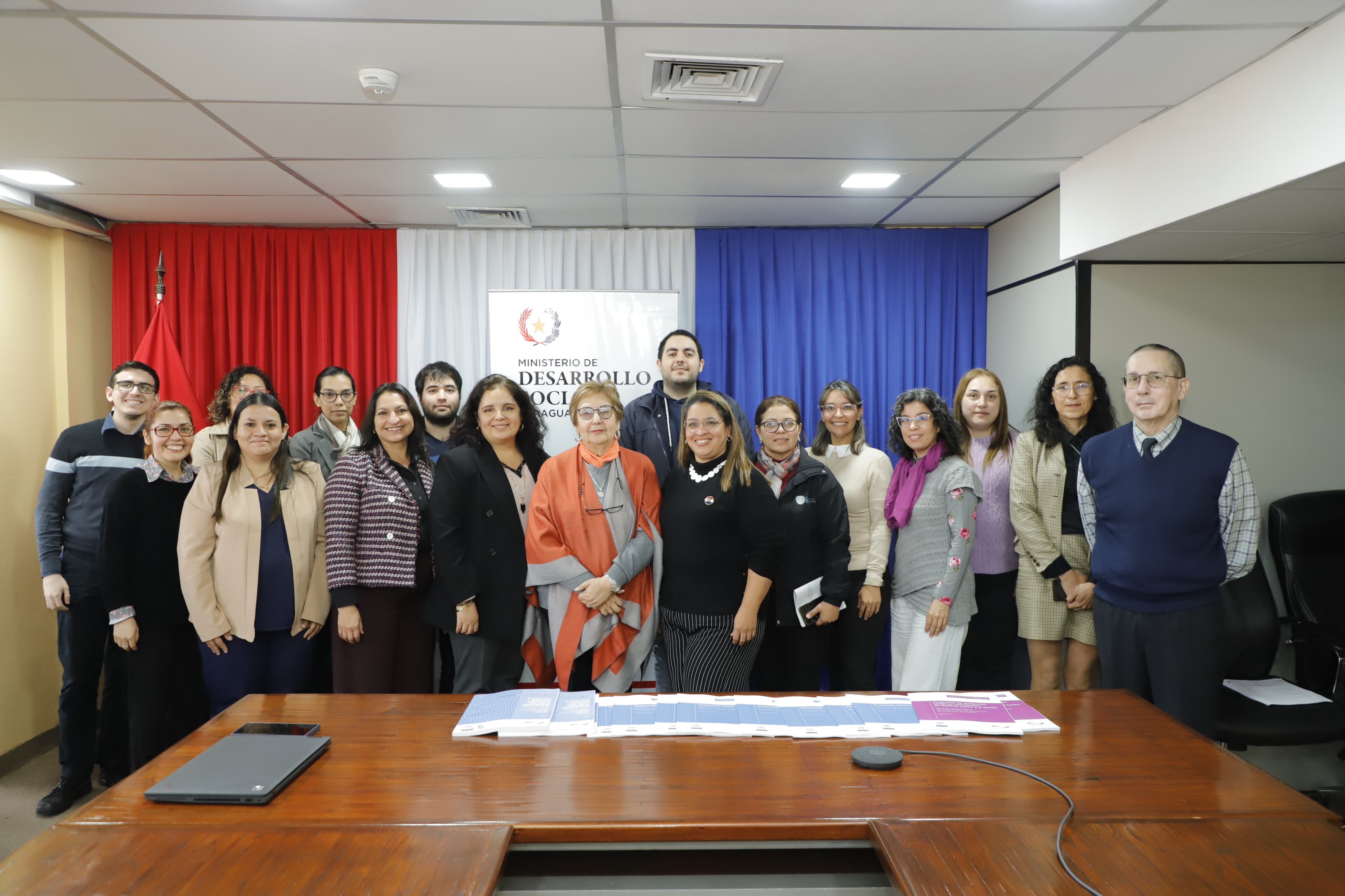 grupo de personas reunidas frente a una mesa