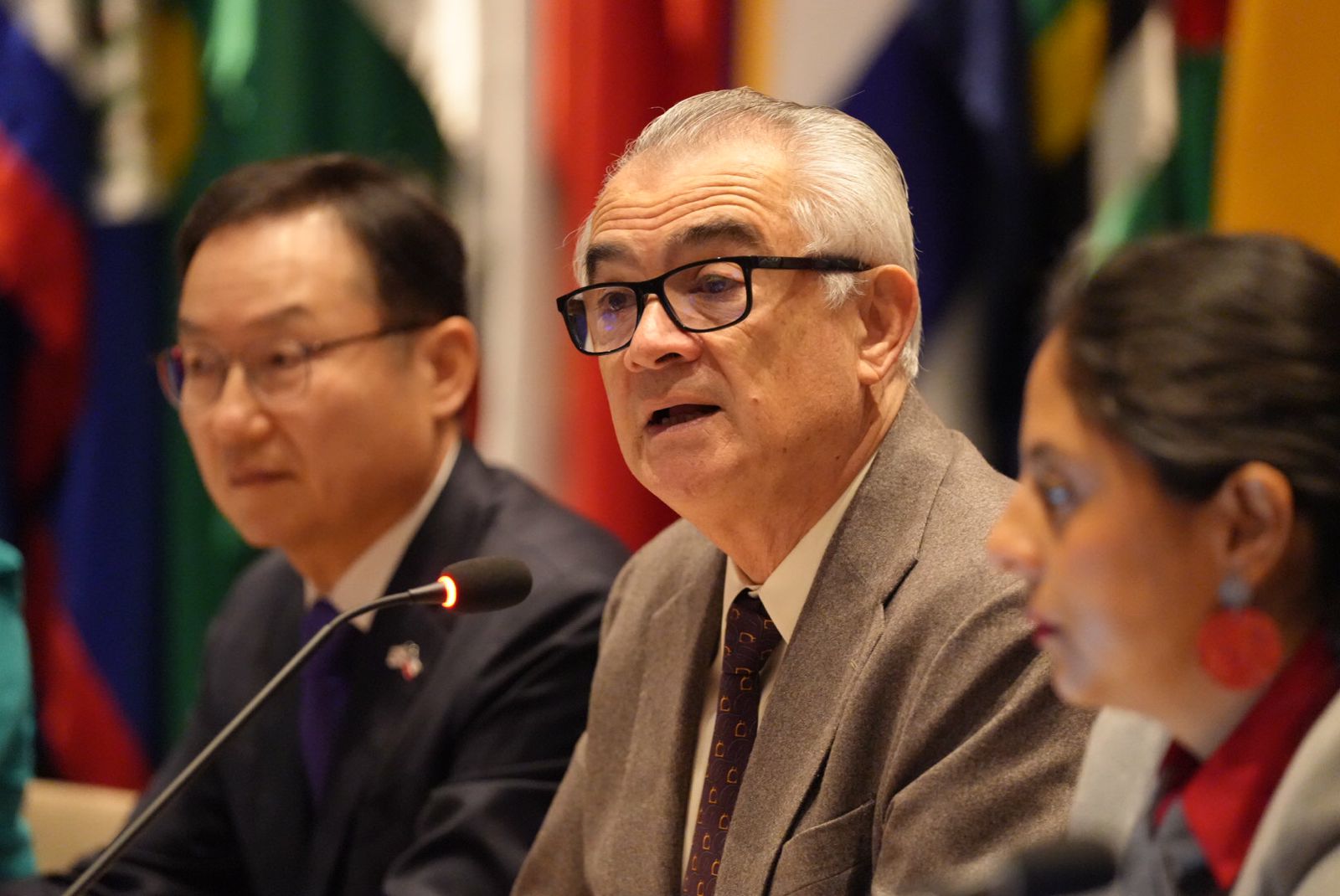 José Manuel Salazar-Xirinachs, Secretario Ejecutivo de la CEPAL (al centro), acompañado por Hak-Jae Kim, Embajador de la República de Corea, y Francisca Gallegos, Subsecretaria de Servicios Sociales del Ministerio de Desarrollo Social y Familia de Chile.