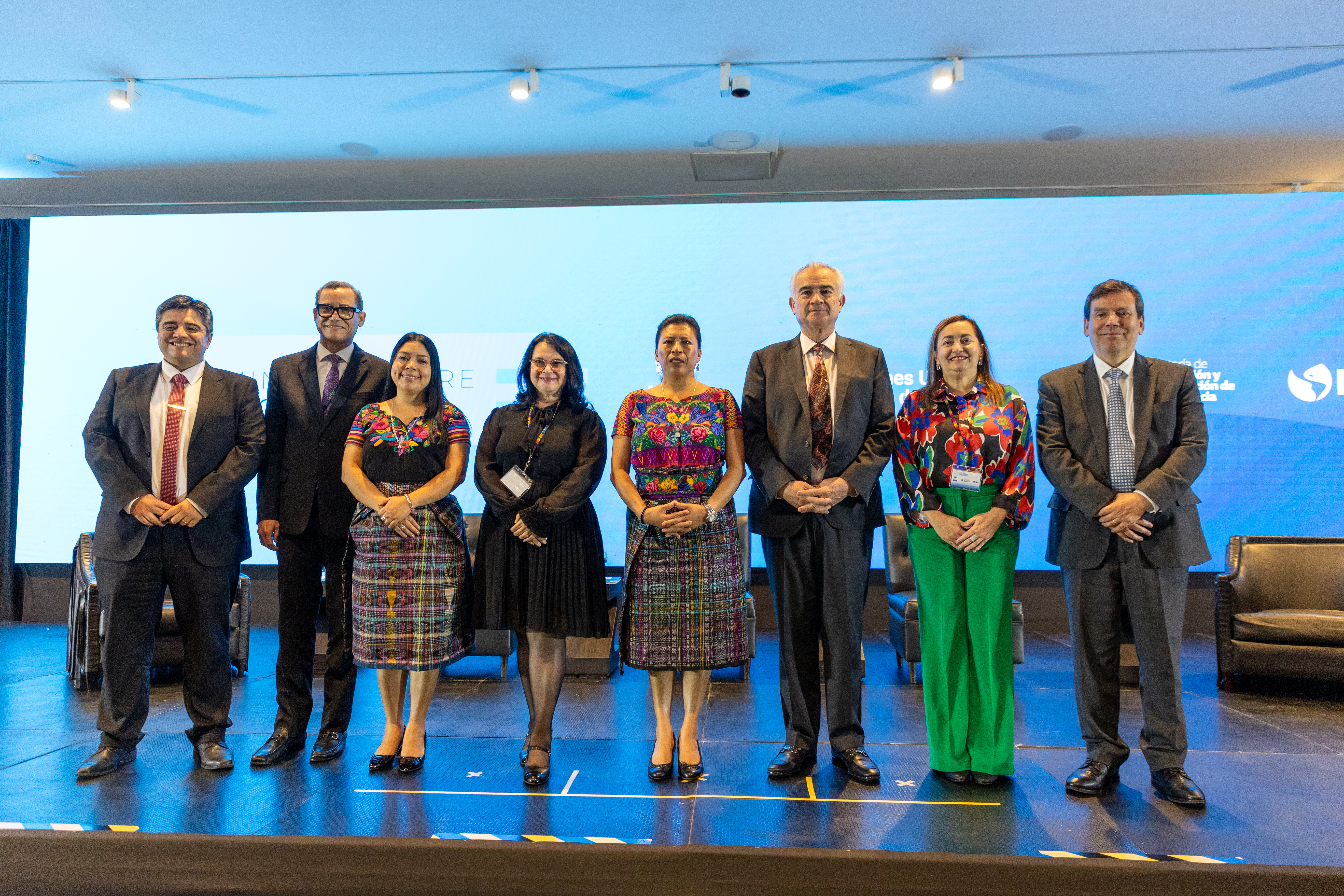 autoridades en escenario