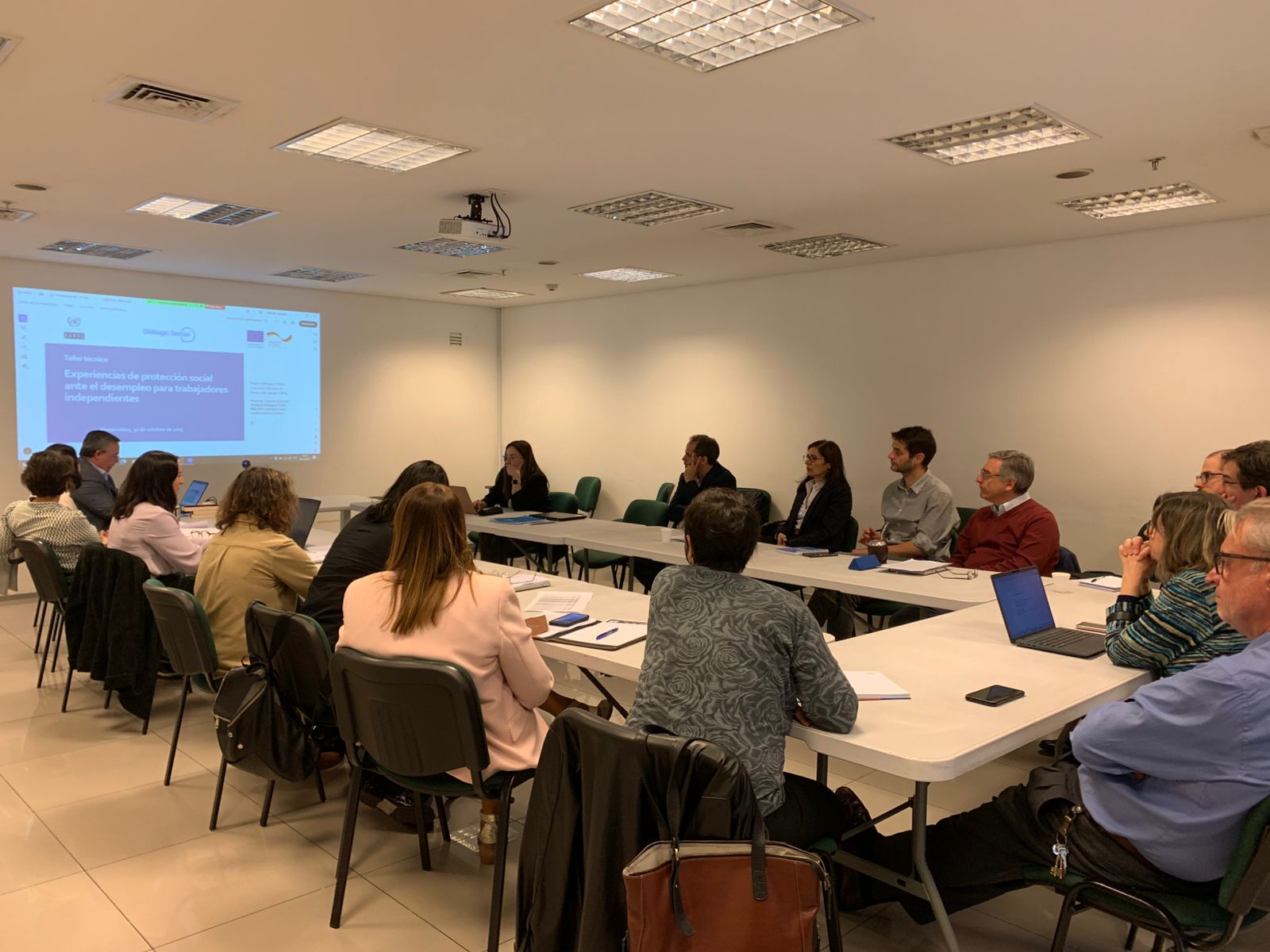 grupo de personas sentadas en torno a una mesa