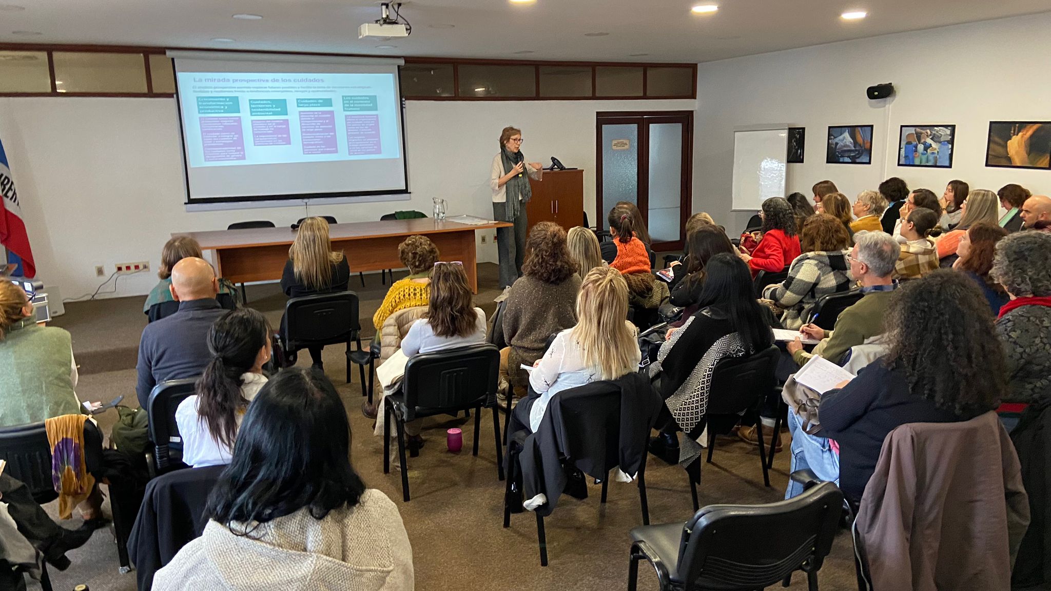 María Elena Valenzuela presentó análisis y datos sobre la organización social del cuidado.