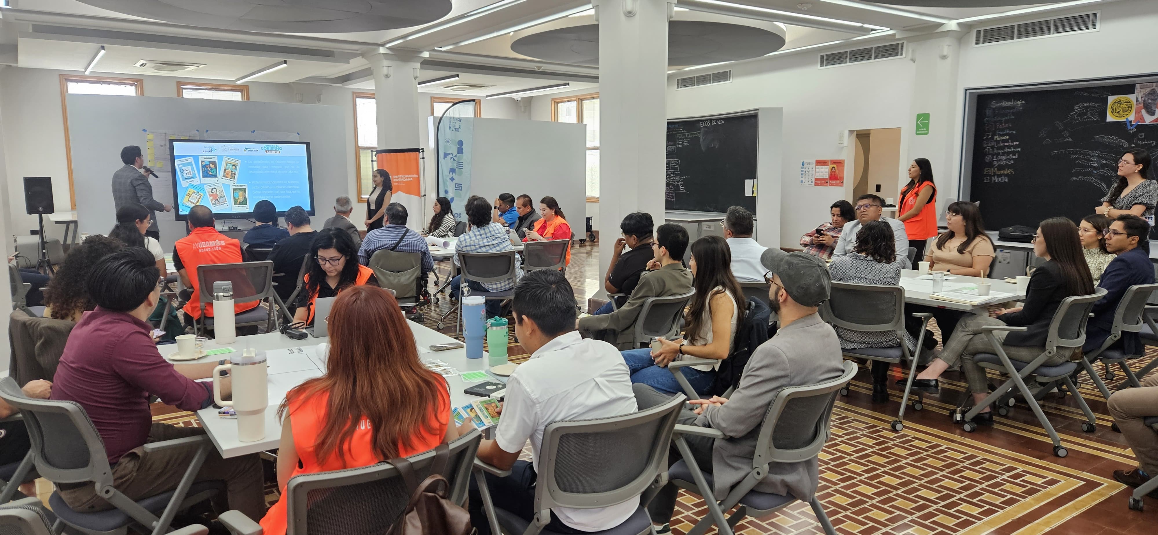 Talleres de cocreaciónque incorporan metodologías participativas, encuestas y entrevistas a actores clave.
