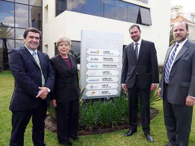 La Secretaria Ejecutiva de la CEPAL, Alicia Bárcena, acompañada por Raúl Echeberría, Director Ejecutivo de LACNIC, Pablo Bello, Secretario General de la AHCIET y Sebastián Bellagamba, Director de Internet Society para América Latina y Caribe. 