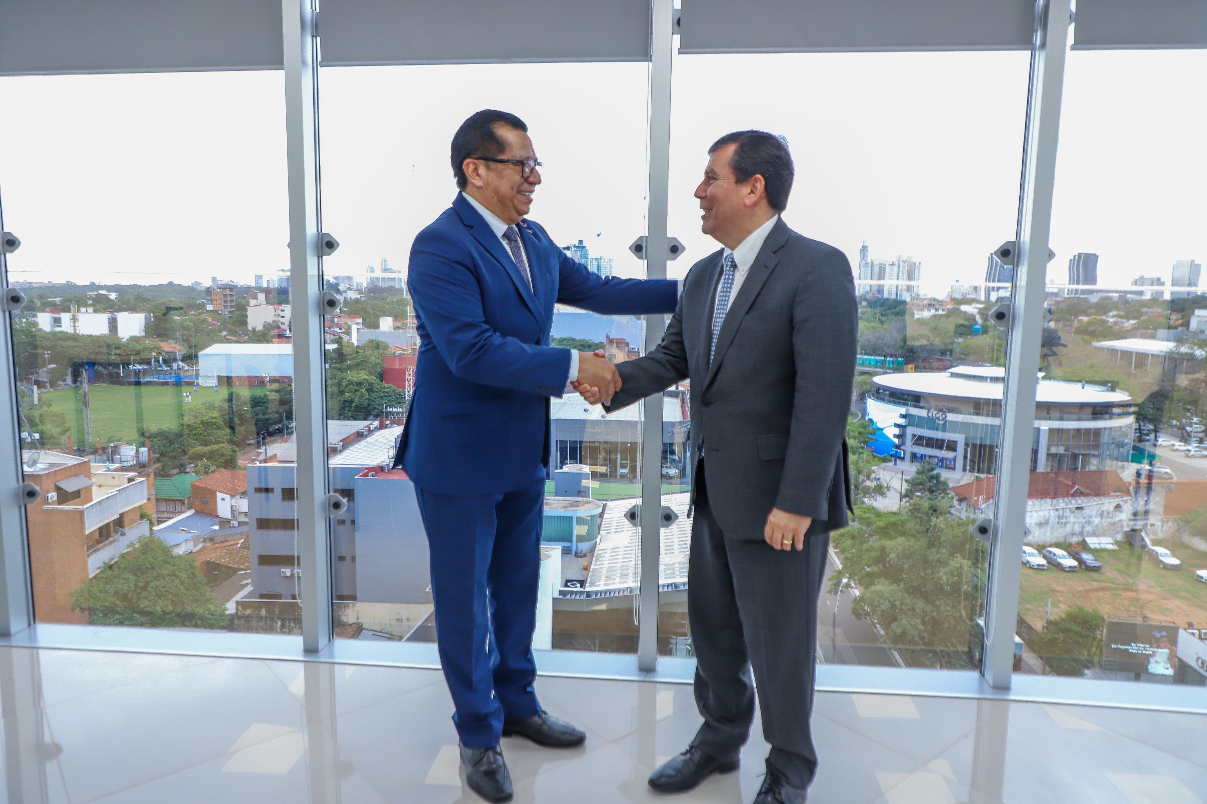 dos personas dándose la mano